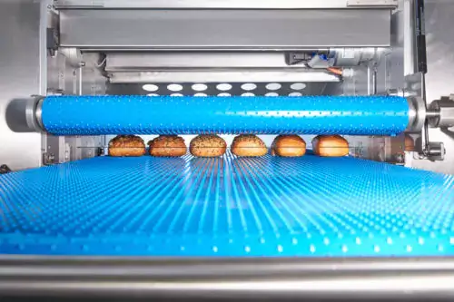 процесс резки булочек на машине для горизонтальной резки бисквита Krumbein