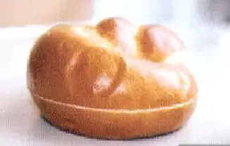 Разрезаная булочка на горизонтальной бисквиторезке Krumbein